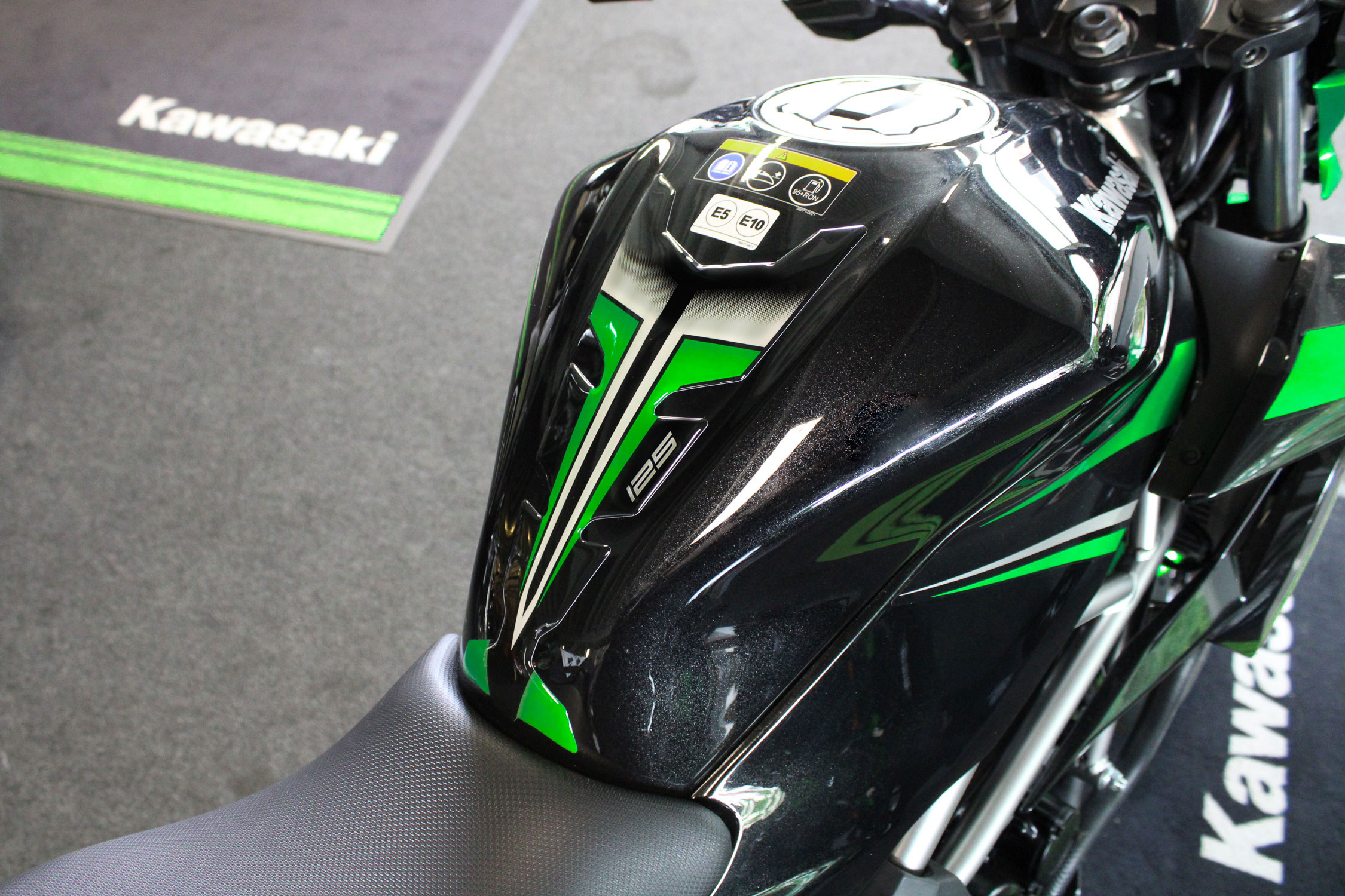 Motorrad Aufkleber Gel Tankpad kompatibel für Kawasaki Z125 grün Lackschutz